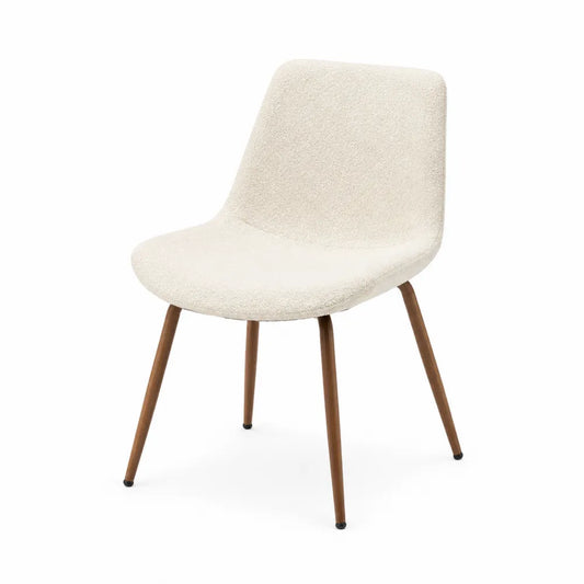 Silla de tela beige con patas de madera